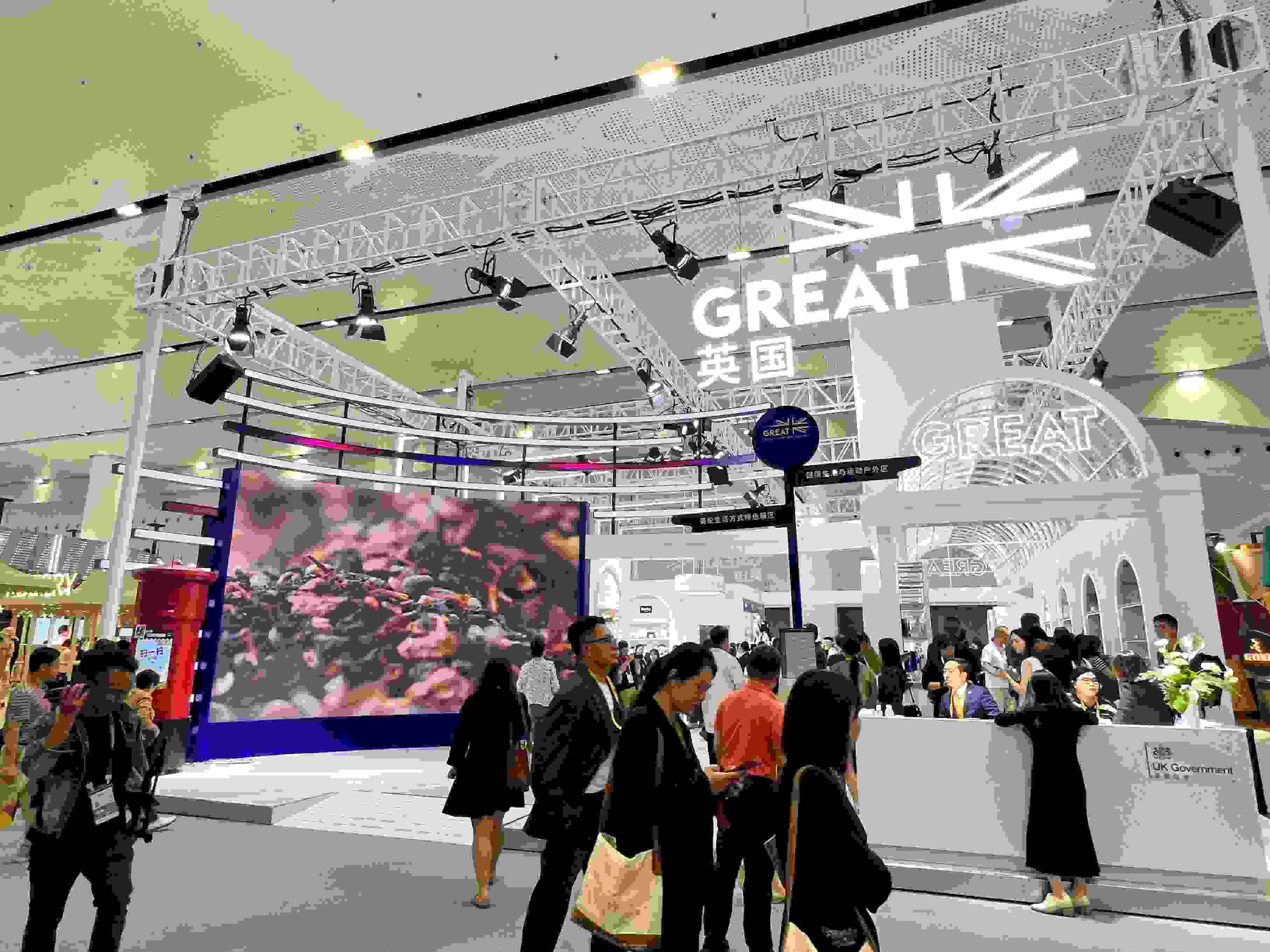 在消博會上，主賓國英國國家館開館。人民網(wǎng)記者 趙瞳攝