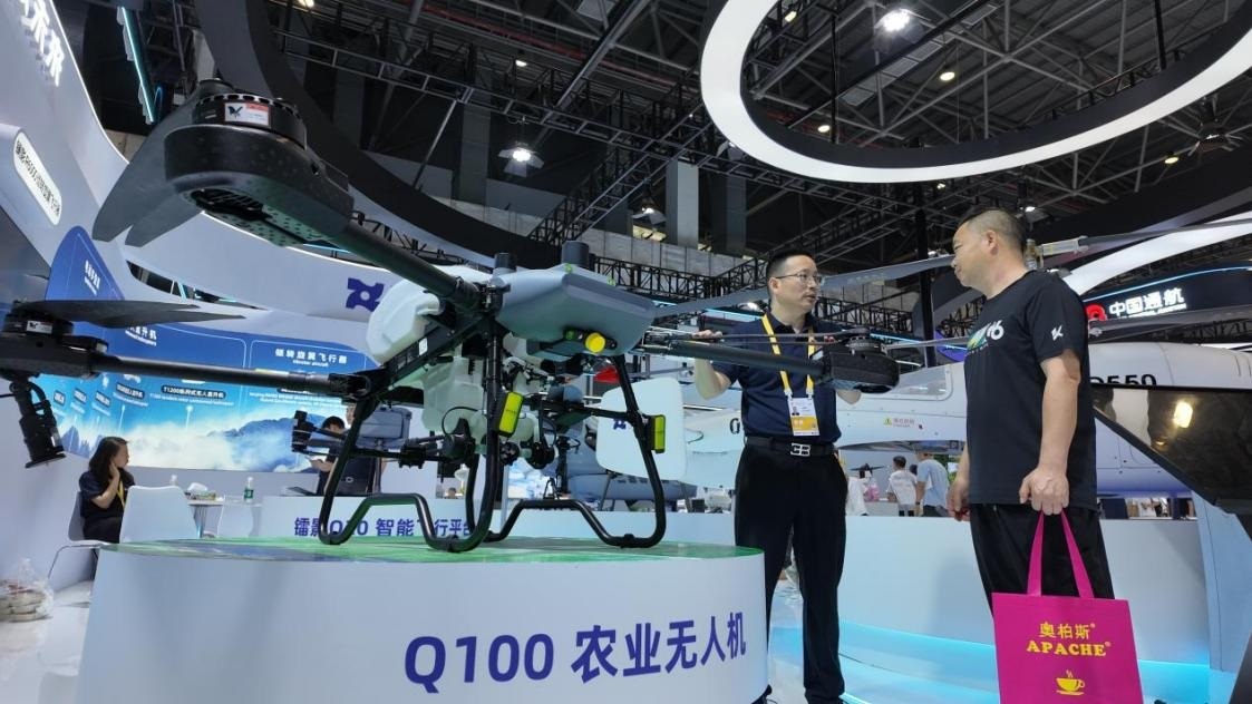 低空經(jīng)濟展區(qū)展出的農(nóng)業(yè)無人機裝備。人民網(wǎng) 歐陽易佳攝