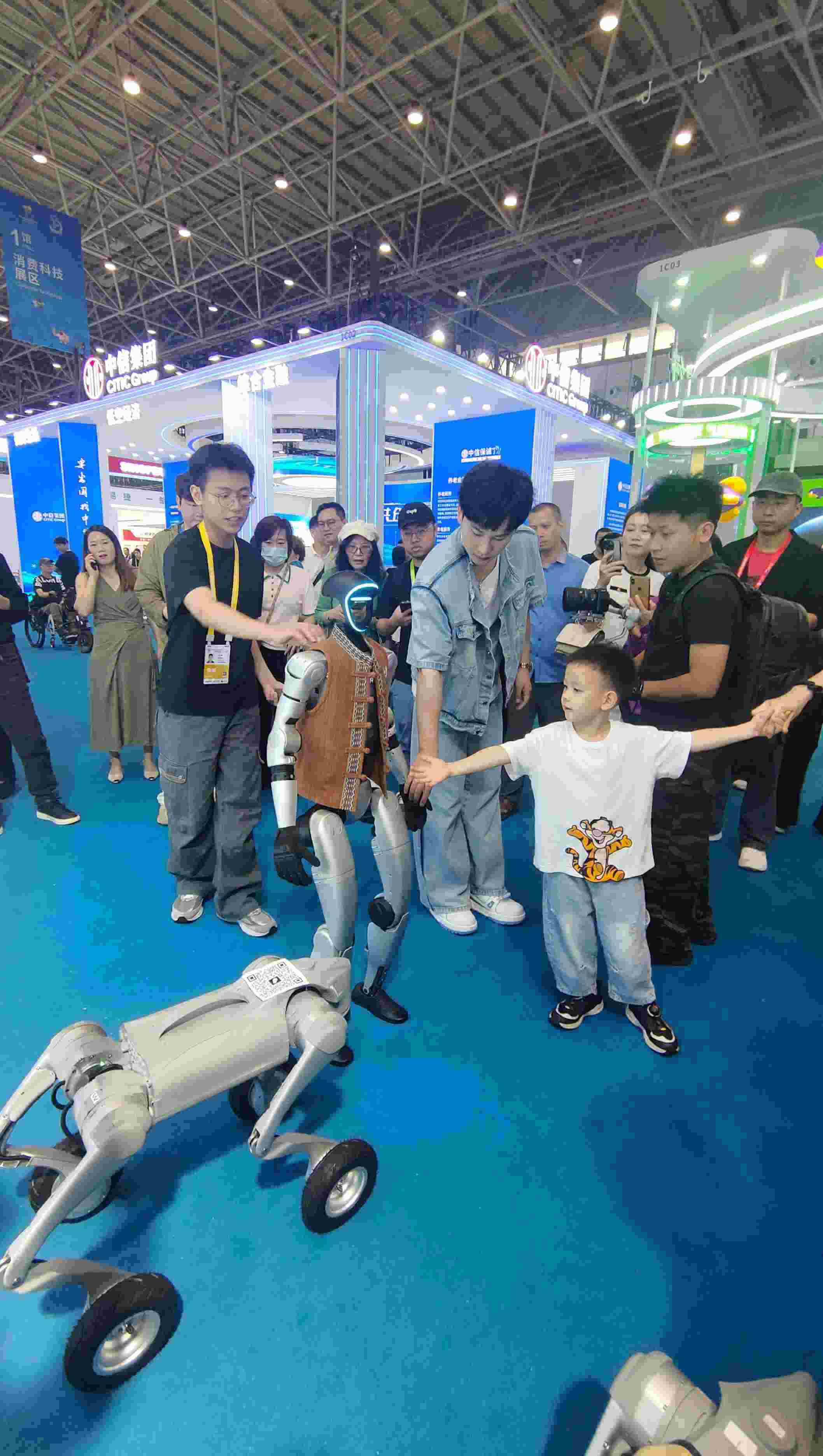 消博會現(xiàn)場，機器人等科技消費產(chǎn)品吸引觀展者駐足。人民網(wǎng)記者 李彤攝