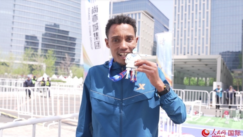 埃塞俄比亞選手圖魯·亞雷德·德梅克獲得本次大賽男子組亞軍。人民網(wǎng)記者 袁蒙攝