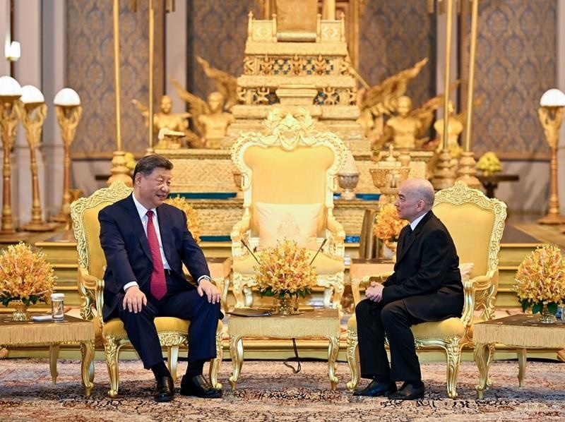 4月17日，柬埔寨國王西哈莫尼同習(xí)近平主席在金邊王宮舉行會見。