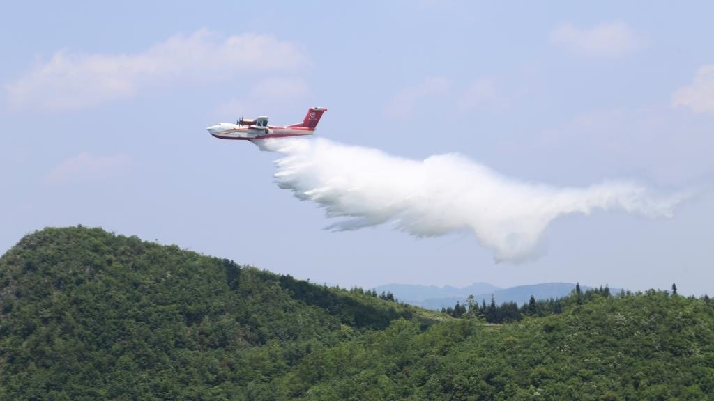 AG600飛機(jī)在四川西昌開(kāi)展典型滅火場(chǎng)景驗(yàn)證試飛科目（2023年6月攝）。新華社發(fā)（中國(guó)航空工業(yè)集團(tuán)供圖）