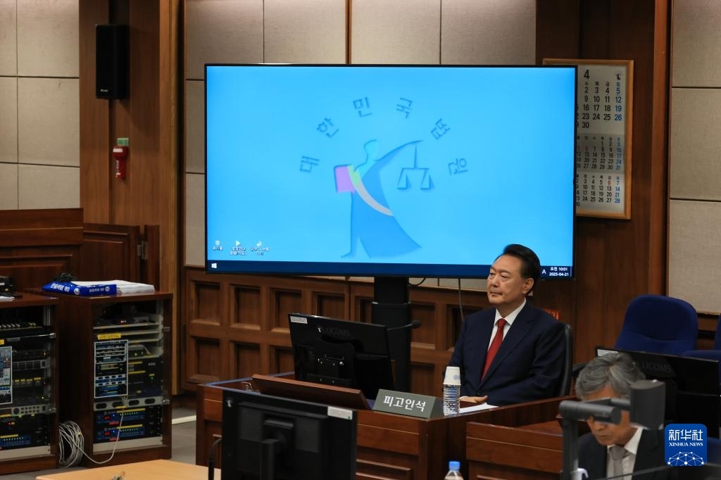 4月21日，尹錫悅在韓國首爾中央地方法院出席庭審。新華社/紐西斯通訊社