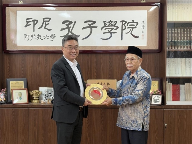 雙方交換禮物?；顒又鬓k方供圖