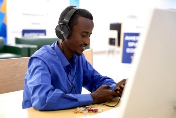 在明亮現(xiàn)代的信息技術(shù)閱覽室，當(dāng)?shù)刈x者正在沉浸式學(xué)習(xí)，塔里克·易卜拉欣攝