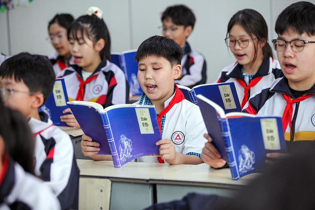 △2025年4月21日，河南焦作，學(xué)生們?cè)谡b讀《論語(yǔ)》。