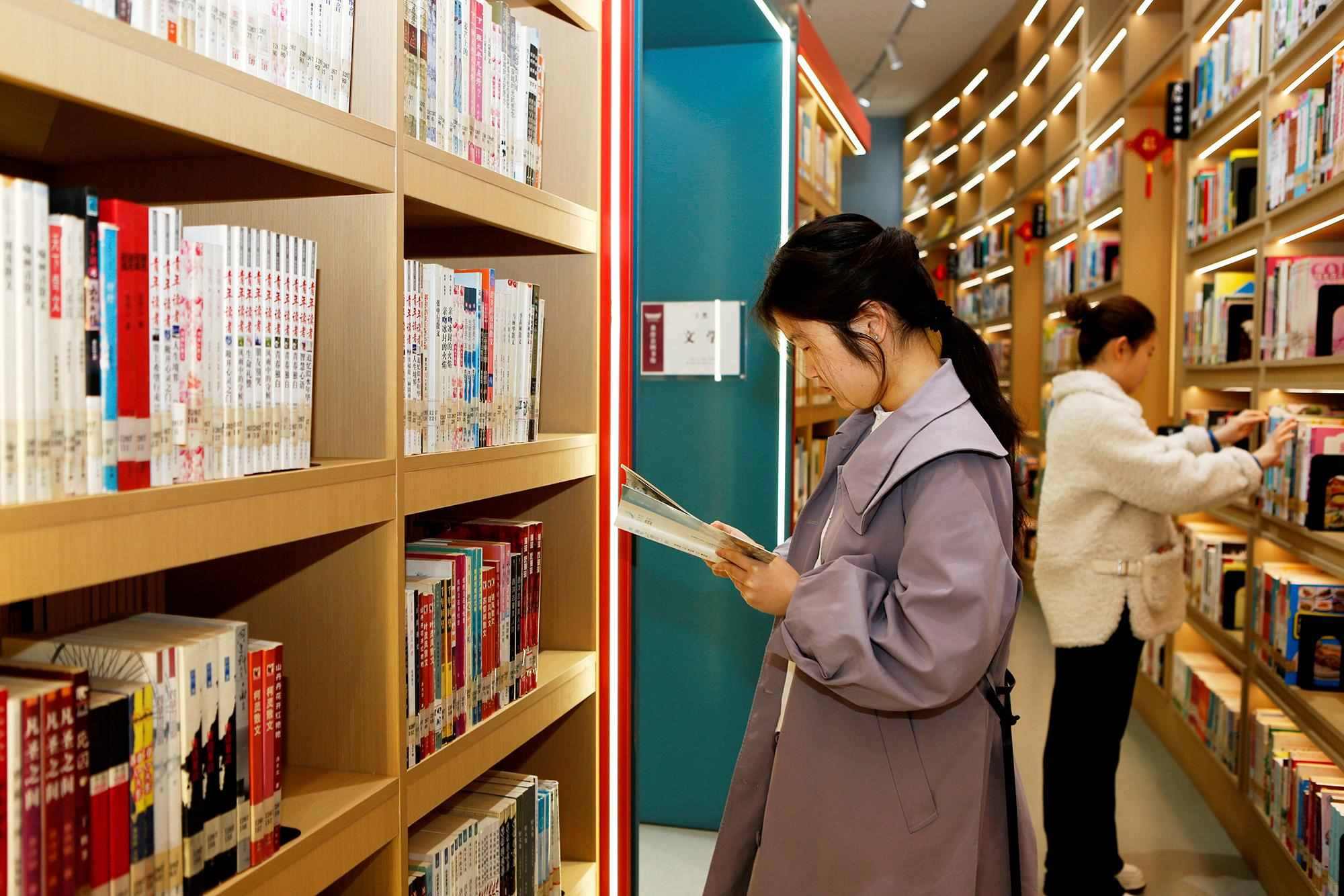 △2025年3月29日，讀者在山西臨汾市襄汾縣圖書(shū)館閱讀。