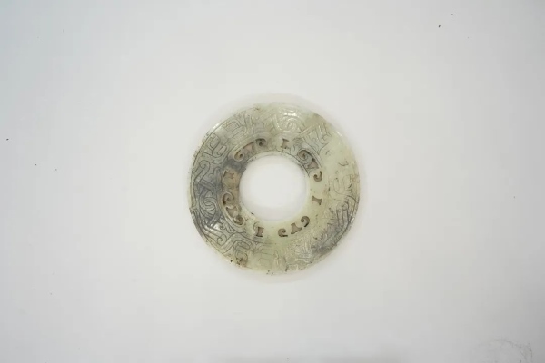 武王墩一號(hào)墓出土的鏤孔玉璧。全國十大考古新發(fā)現(xiàn)活動(dòng)辦公室供圖