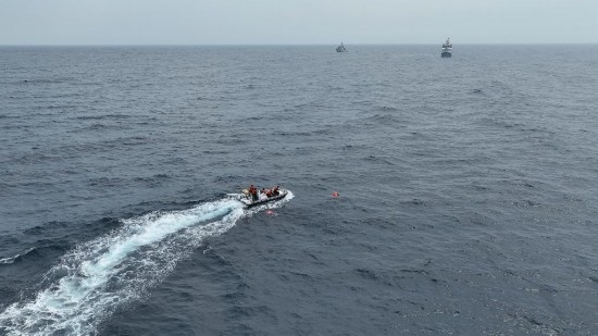 4月23日，中越海警開展海上聯(lián)合搜救演練，模擬營救落水人員。（中國海警供圖）