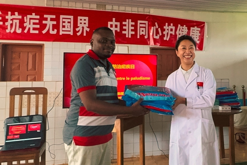 【3】贈送抗瘧物資。中國（山西）第24批援喀麥隆姆巴爾馬尤醫(yī)療隊 供圖