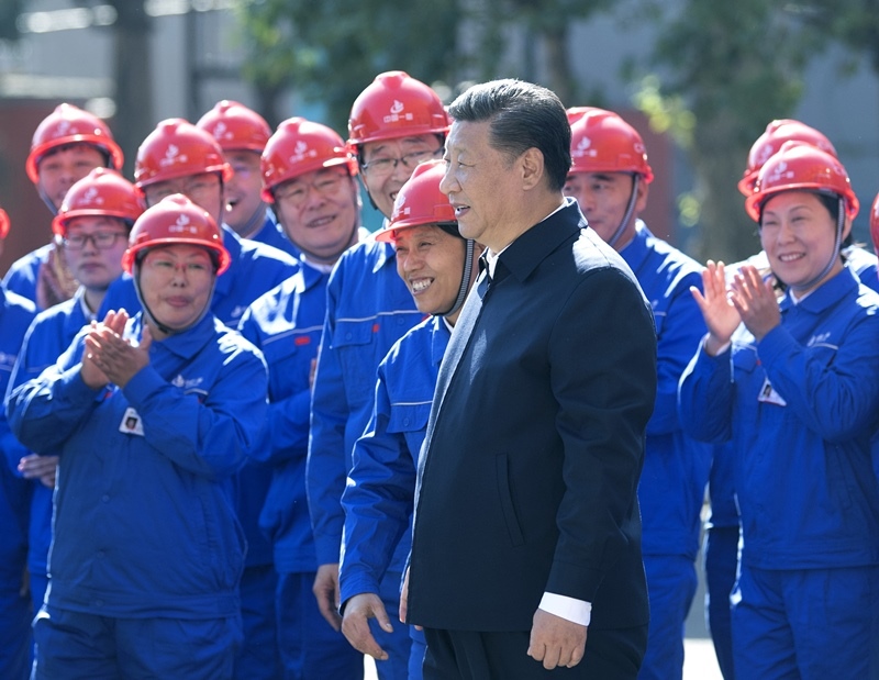 2018年9月26日，在中國一重集團(tuán)，習(xí)近平總書記走到工人中間，同大家親切交流。