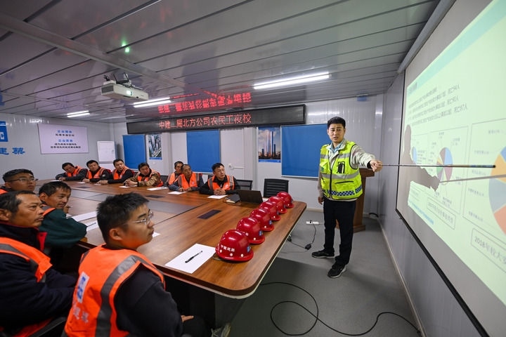 2024年11月13日，在中建二局北方公司天津項目部，工程技術人員為勞動者開展技能培訓。新華社記者 孫凡越 攝