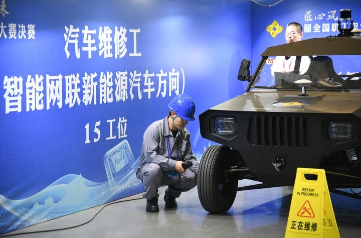 2024年9月11日，由全國總工會、人力資源和社會保障部等單位主辦的第八屆全國職工職業(yè)技能大賽決賽在陜西開幕。這是選手在位于西安國際會展中心的比賽場地參加汽車維修工（智能網(wǎng)聯(lián)新能源汽車方向）工種比賽。新華社記者 張博文 攝