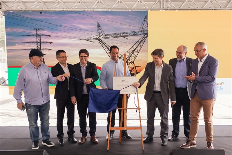 CPFL公司執(zhí)行副總裁弗拉維奧·恩里克·里貝羅（中）、CPFL輸電公司總裁李甫（左二）、南里奧格蘭德州州議員阿洛伊西奧·克拉斯曼（左一）、州長代表豪爾赫·波佐邦（右一）等出席投運儀式。 中國國家電網(wǎng)巴西電力CPFL公司供圖