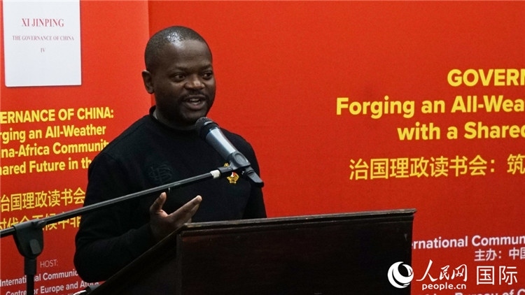 約翰內(nèi)斯堡大學(xué)非洲中國(guó)研究中心研究員葛迪恩·吉通加在讀書會(huì)上發(fā)言。人民網(wǎng) 劉暢攝