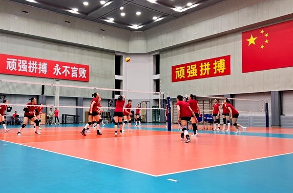 4月28日，中國女排在主教練趙勇的帶領下進行訓練。人民網(wǎng)記者 胡雪蓉攝