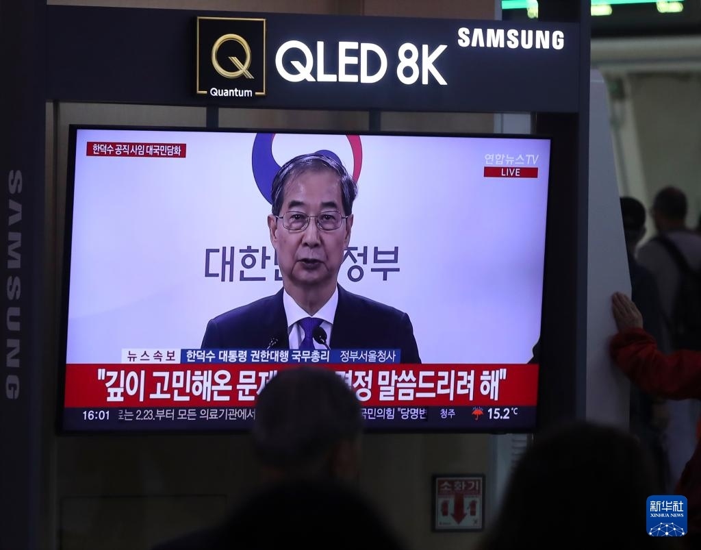 5月1日，在韓國首爾火車站，民眾觀看韓德洙辭職的新聞。新華社記者 姚琪琳 攝