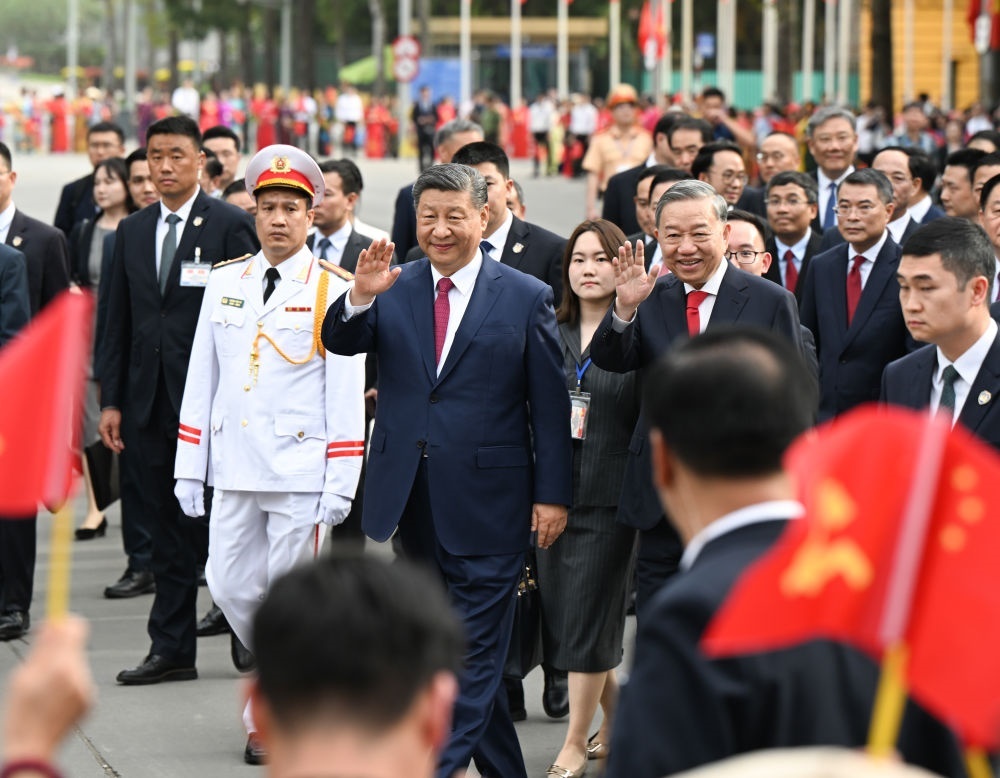 4月14日，中共中央總書記、國(guó)家主席習(xí)近平抵達(dá)河內(nèi)對(duì)越南進(jìn)行國(guó)事訪問。當(dāng)日下午，越共中央總書記蘇林為習(xí)近平舉行隆重歡迎儀式。這是歡迎儀式后，習(xí)近平和蘇林一同步行前往越共中央駐地舉行會(huì)談時(shí)，向歡迎人群揮手致意。新華社記者 張領(lǐng) 攝