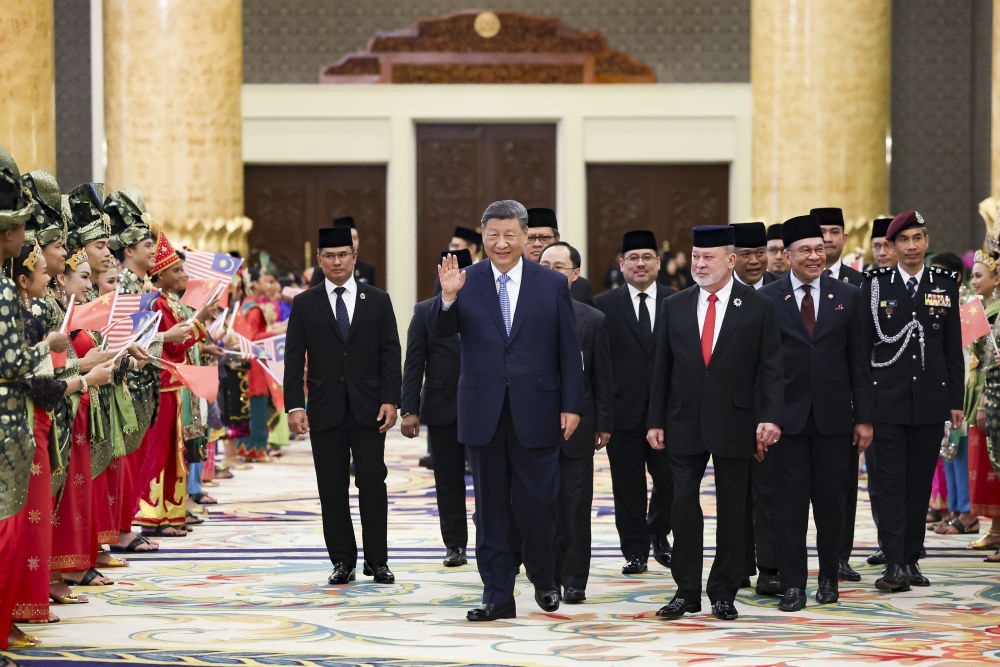 4月16日上午，馬來西亞最高元首易卜拉欣在馬來西亞國(guó)家王宮同中國(guó)國(guó)家主席習(xí)近平舉行會(huì)見。會(huì)見后，習(xí)近平出席易卜拉欣舉行的歡迎宴會(huì)。這是習(xí)近平向歡迎人群揮手致意。新華社記者 黃敬文 攝