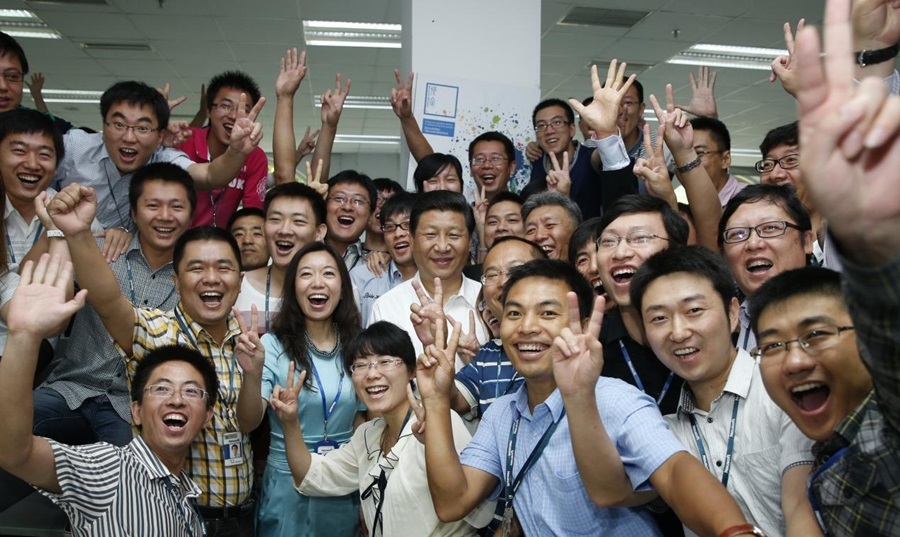 2013年8月29日，習近平總書記在東軟集團（大連）有限公司同年輕員工親切合影。新華社記者 鞠鵬 攝