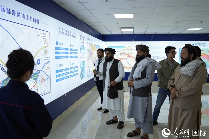 代表團在烏魯木齊國際陸港區(qū)參觀。人民網(wǎng)記者 章凱風(fēng)攝