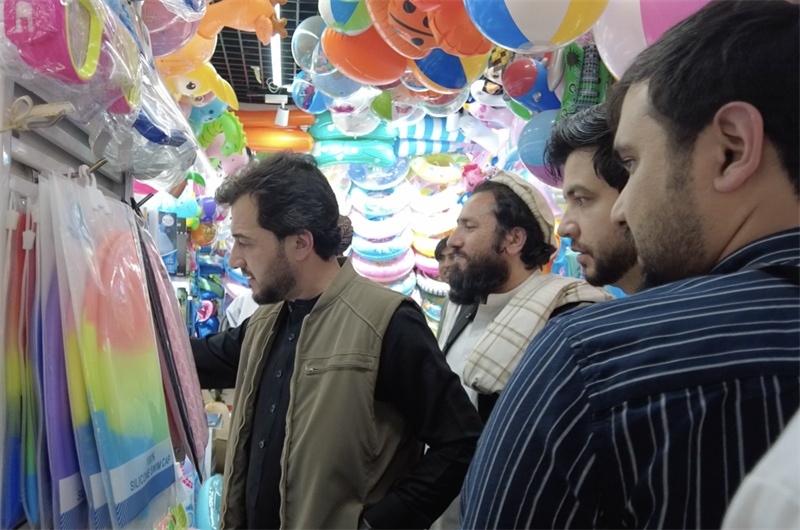 代表團在義烏國際商貿(mào)城參觀。CGTN記者 楊剛攝