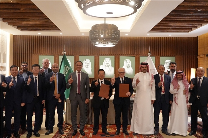 簽約合影。中國鐵建供圖