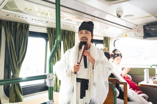 身著古裝的“伴游”在“長安尋夢”主題觀光車上為游客講解。（受訪者供圖）