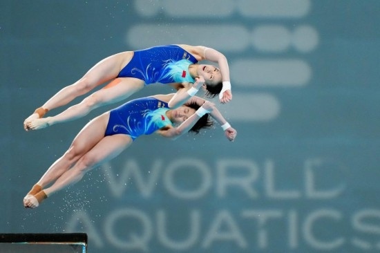 5月2日，陳芋汐（上）/全紅嬋在比賽中。新華社記者 鞠煥宗 攝