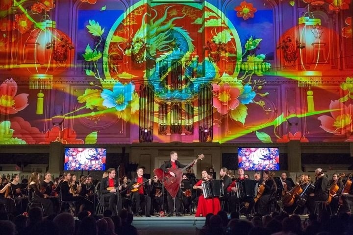 2025年2月6日，俄羅斯音樂(lè)家在圣彼得堡舉行的中俄新春音樂(lè)會(huì)上表演。新華社發(fā)（莫京娜 攝）