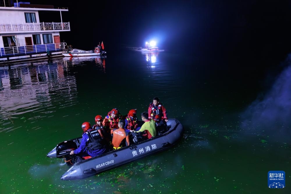 5月5日，救援人員在進行搜救。新華社記者 劉續(xù) 攝