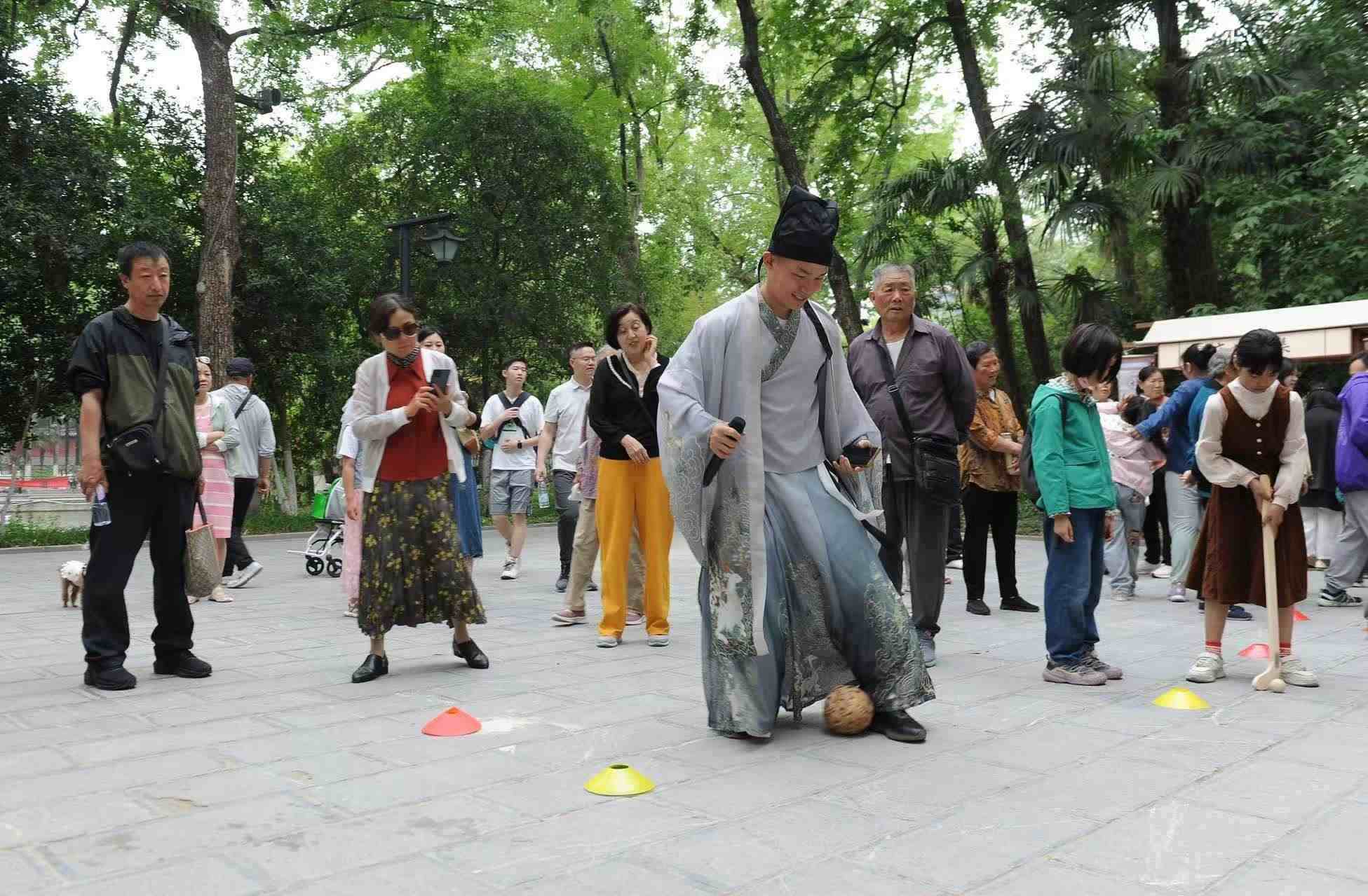 2025年5月3日，安徽省合肥市包公園景區(qū)，游客正在參與“蹴鞠”體育活動。（圖片來源：視覺中國）