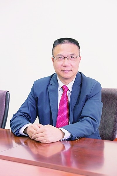 徐飛 教授、博士生導師。歷任上海交通大學副校長、西南交通大學校長、上海財經大學常務副校長，現(xiàn)任福耀科技大學常務副校長。國務院政府特殊津貼專家。先后兼任中國鐵道學會副理事長，中國管理學會組織與戰(zhàn)略專業(yè)委員會副主任，教育部高等學校創(chuàng)新創(chuàng)業(yè)教育指導委員會副主任，中國高等教育學會創(chuàng)新創(chuàng)業(yè)教育分會理事長，中國高質量MBA教育認證（CAMEA）工作委員會副主任，中國職業(yè)技術教育學會副會長等。主要研究領域為戰(zhàn)略管理、競爭戰(zhàn)略與博弈論、創(chuàng)新創(chuàng)業(yè)、跨文化戰(zhàn)略領導力等。出版著作20余部。