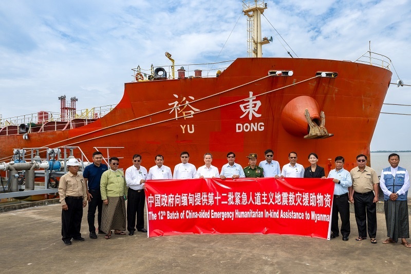 中國駐緬大使館歐陽道冰參贊、仰光省首席部長梭登及緬有關部門官員出席交接儀式。人民網(wǎng)記者 謝佳君攝