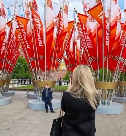 當(dāng)?shù)貢r間5月7日下午，莫斯科紅場外，紀(jì)念蘇聯(lián)偉大衛(wèi)國戰(zhàn)爭勝利80周年慶典旗幟飄揚(yáng)。