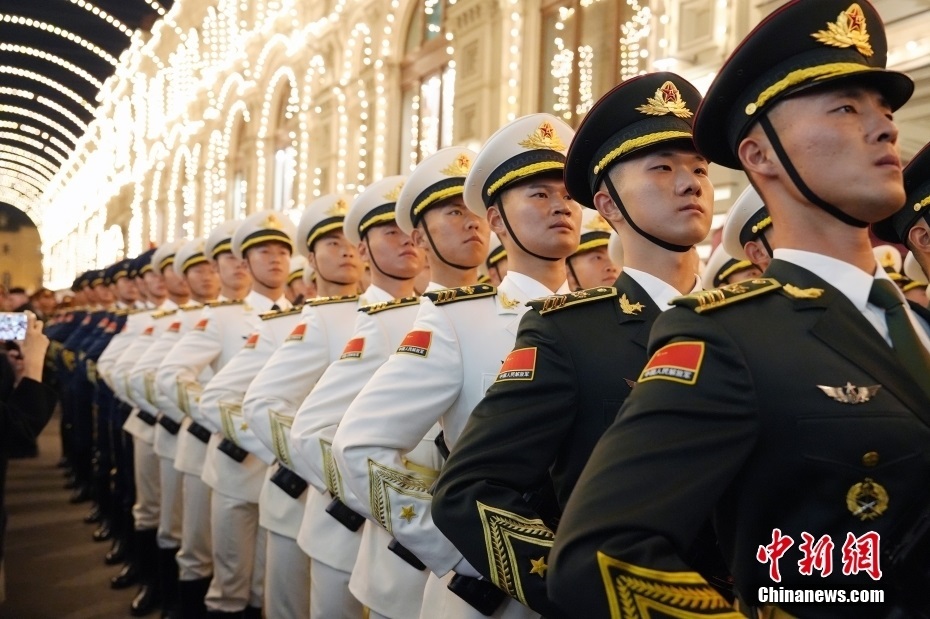 當(dāng)?shù)貢r間5月3日晚，俄羅斯首都莫斯科，俄羅斯紀(jì)念衛(wèi)國戰(zhàn)爭勝利80周年閱兵式第二次彩排，中國人民解放軍儀仗司禮大隊震撼亮相，受到華僑華人、留學(xué)生和當(dāng)?shù)孛癖姛崃覛g迎。中新社記者 田冰 攝