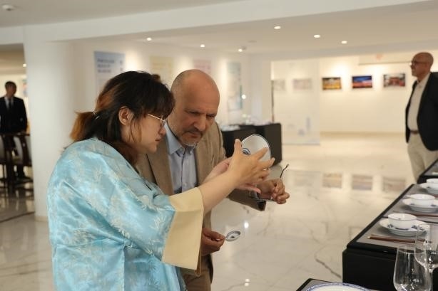 摩洛哥民眾在觀察中國(guó)瓷器。拉巴特中國(guó)文化中心供圖