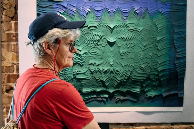 英國嘉賓在倫敦手工周中國館展出作品前駐足。楊浩鵬攝