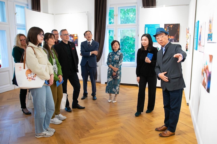 藝術(shù)家李守白現(xiàn)場導(dǎo)覽。圖片由布達(dá)佩斯中國文化中心供圖