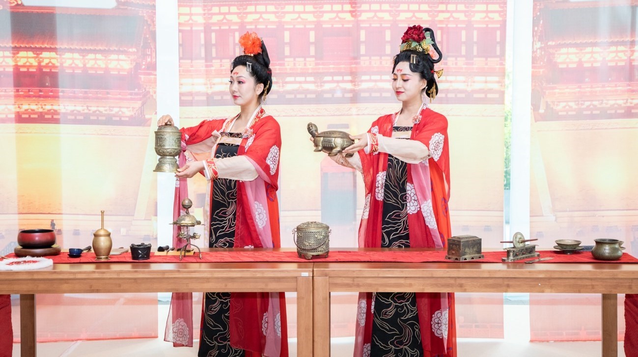 法門寺地宮出土文物一比一復(fù)刻的宮廷茶器。中國駐大阪旅游辦事處供圖