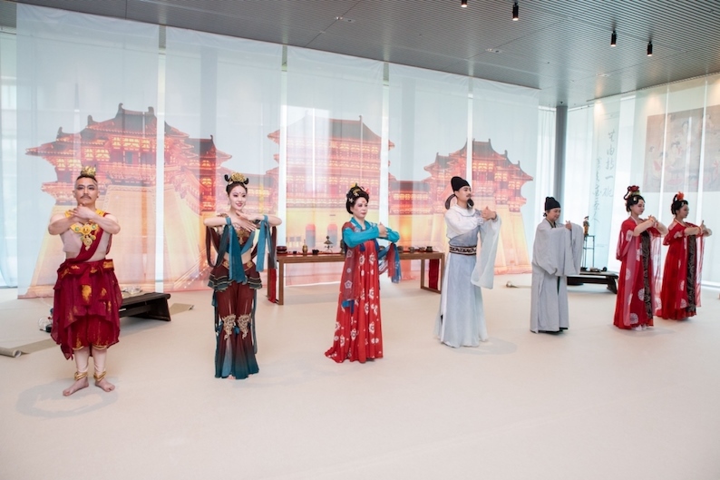 眾人行唐代插手禮。中國駐大阪旅游辦事處供圖