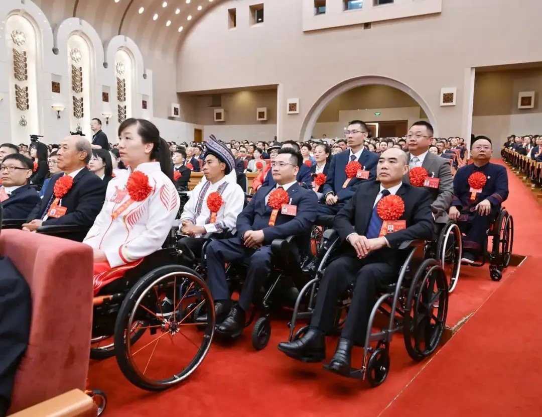 2025年5月16日，第七次全國自強(qiáng)模范暨助殘先進(jìn)表彰大會在北京召開。大會表彰了200名“全國自強(qiáng)模范”、200個“全國殘疾人工作先進(jìn)集體”和60名“全國殘疾人工作先進(jìn)個人”。