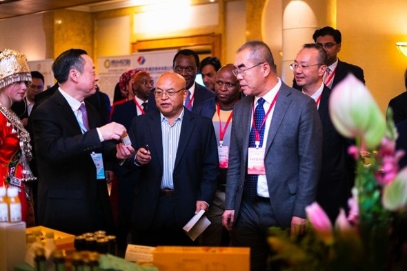 與會(huì)嘉賓走訪特色展臺(tái)。南非貴州商會(huì)供圖