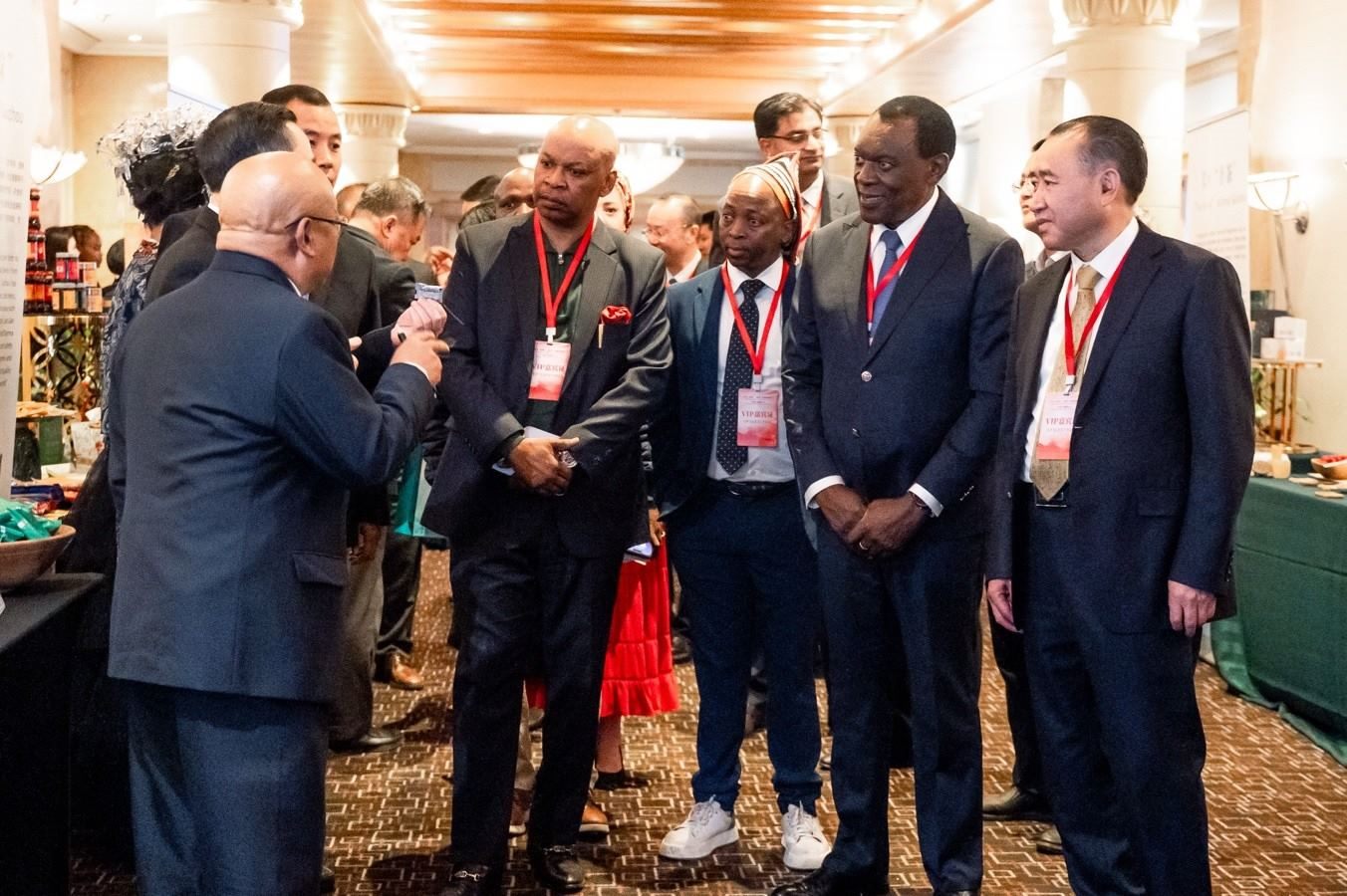 與會(huì)嘉賓走訪展臺(tái)。南非貴州商會(huì)供圖