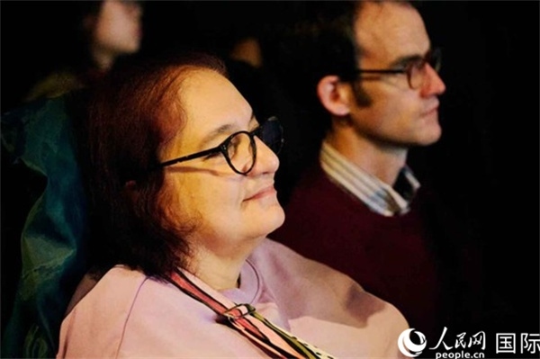 英國(guó)觀眾觀看巡展影片。楊浩鵬攝