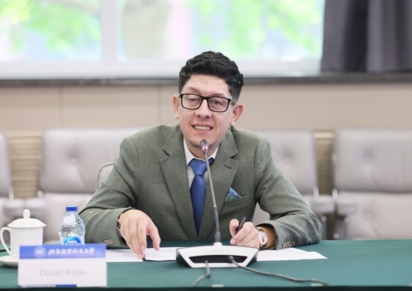 哥倫比亞教育部長丹尼爾?羅哈斯一行訪問北京航空航天大學。北航供圖