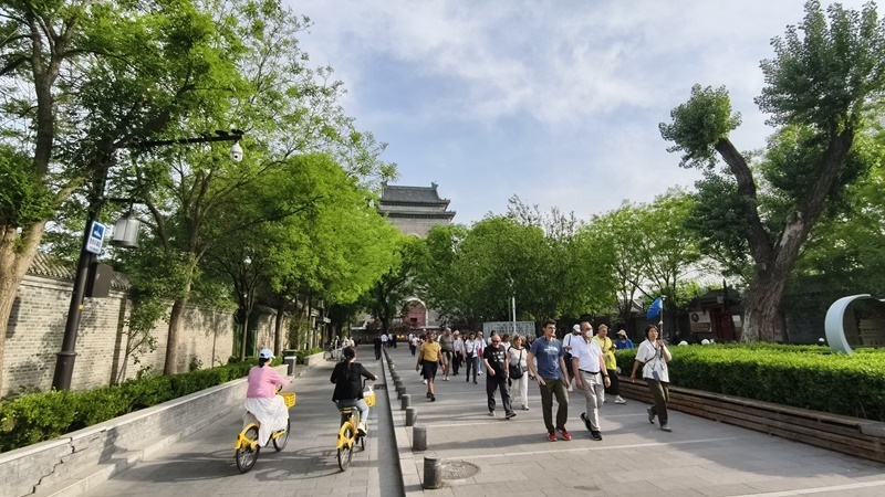 外國(guó)游客游覽北京鼓樓。人民網(wǎng)記者 李楠樺攝