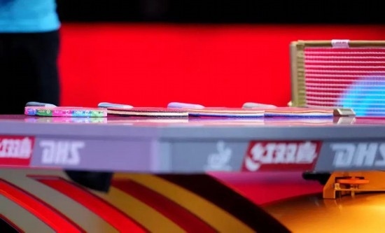 王楚欽的球拍為最右側(cè)那支。