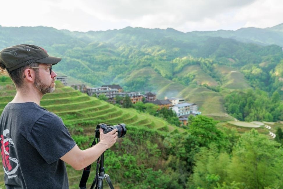 2025年年5月9日，廣西桂林，外國游客游覽龍脊梯田，在美景前駐足拍照。（圖片來源：視覺中國）