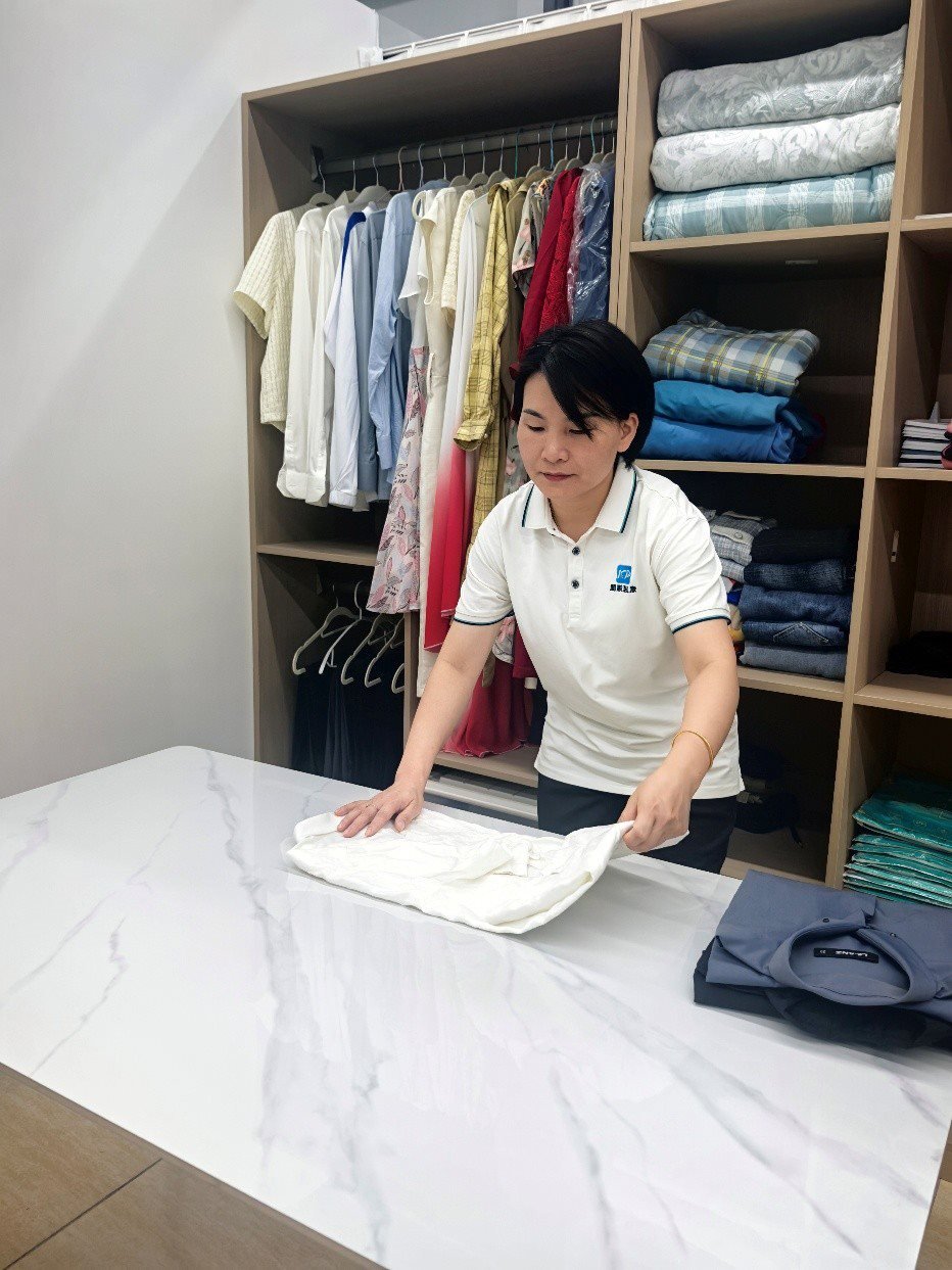 劉水金正在客戶家中做衣柜整理收納工作。受訪者供圖